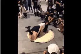 漫展上疑摆出不雅姿势遭批评，当事人致歉图片
