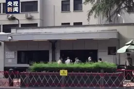 美驻成都总领事馆内车辆陆续驶出，徽标正拆除！完整现场记录来了图片