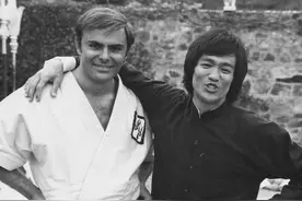 美国男星萨克松因肺炎去世 曾与李小龙合作《龙争虎斗》图片