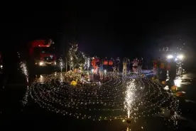 一场来自消防员的浪漫——雨中的求婚图片