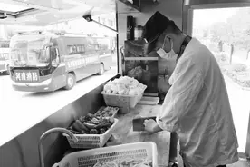 驰援安徽的河南消防员吃啥睡哪？餐饮车、宿营车保障齐全图片