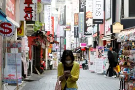 “玩手机”不是play the phone？一个介词搞定图片