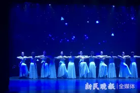 12位平均年龄60岁以上的业余演员，在这个舞蹈大赛上博得阵阵掌声图片