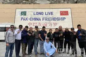 中国骑行者帮助巴基斯坦贫民区度过疫情难关图片