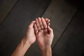 手不受控是患「异手症」！她抚摸脸颊半小时停不下来　专家：迄今没有治疗方法图片