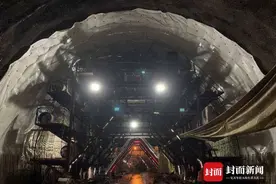 隧道内架桥跨越溶洞 郑万高铁最长隧道小三峡隧道贯通图片