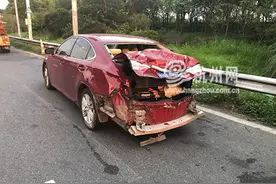 4只6吨钢卷冲破栏板砸中小车“掉落位置再往前一米 后果不敢想象”图片