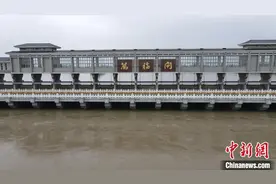 江苏扬州加大淮河入江水道行洪 三座水闸111孔闸门同开图片