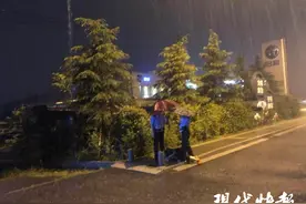 男子暴雨夜醉卧街头，身旁还带着7岁儿子图片