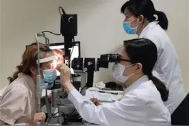 眼球上起“泡泡”没在意，大妈的角膜炎拖成了角膜穿孔图片