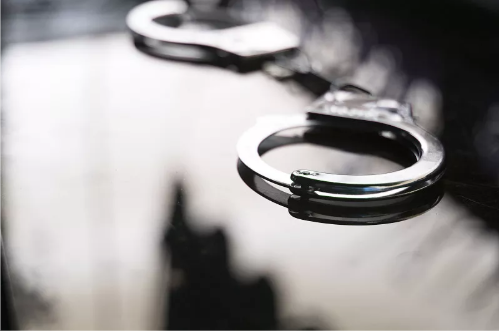 男子杀死情人后，照常出门打麻将，还陪死者儿子到公安报案…