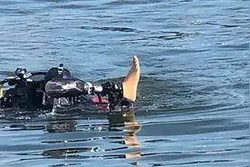 残疾女水库玩耍不慎遗落2万美元假腿 巧遇刚结束潜水训练的消防员图片