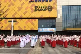 南昌近600名广场舞大妈演绎大型汉服秀 吸粉无数图片