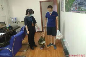 民警买零食变魔术，走失幼童终于吐出了爸爸的名字图片