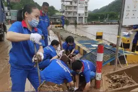 炎夏穿冬装，汗水成盐渍！他们在非常天气下寻常坚守图片