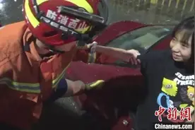 “踩我的脚”，为救女孩，消防员当垫脚石图片