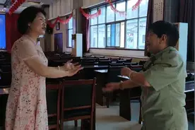 老荣军和他们的“闺女”买世蕊图片