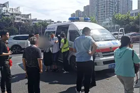 15秒！救护车被追尾侧翻 危急时刻一群人围了上来……图片