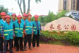 高温下的坚守：他们用汗水浇灌城市绿荫图片