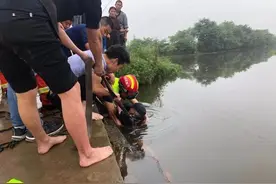 惊险！信阳一83岁老人不慎落水被漩涡吸住，看消防员这波儿教科书式救援图片