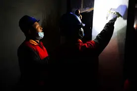 他们半夜三更敲响了老人的家门，要干啥？图片