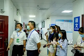 记者探访黄石中考阅卷现场 预计7月31日中考成绩放榜图片