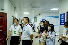 记者探访黄石中考阅卷现场 预计7月31日中考成绩放榜图片