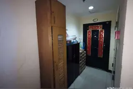 贵阳邻居将百双鞋放家门口气味刺鼻 周围邻居：担心着火封住道路图片