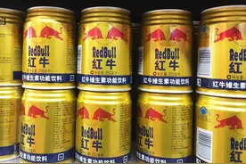 “红牛”富三代8年前撞死警察逃逸，今被撤销指控，民众怒了图片