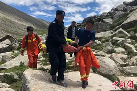 男子海拔5080米处露营被困 消防员翻3座山救援图片