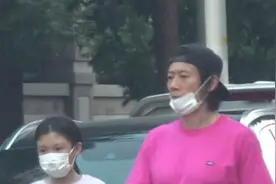 夏雨带女儿逛街 10岁夏哈哈身高已经超过爸爸肩膀图片