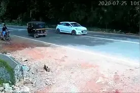 挖掘机和SUV同时撞向自己 印度男子夹缝中逃生惊险万分图片