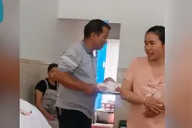 宝宝满月办酒席爷爷上菜式抱娃，网友调侃：给我上份“娃娃菜”图片