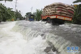 孟加拉国遭洪水侵袭 民众划船出行图片