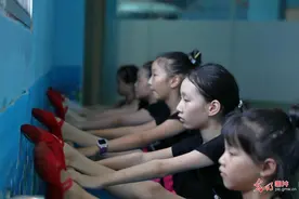 湖北恩施：暑假忙学艺图片