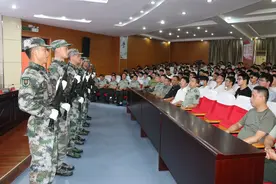 我跟钢枪有约会，征兵宣传走进金坛校园图片