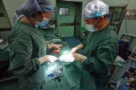 命悬一线！抑郁女子刎颈“断气”医生努力抢救47分钟成功挽回图片