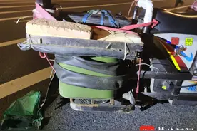 电动车改装成“油电混合”，挂着油桶上路行驶图片