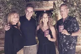 汤姆·汉克斯夫妇成为希腊公民 持护照与总理合照图片