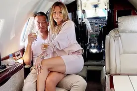 维拉保级后特里与妻子海外度假，在飞机上开香槟庆祝图片