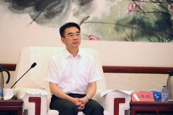 岂曰无衣，与子同袍