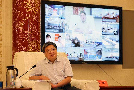 岂曰无衣，与子同袍