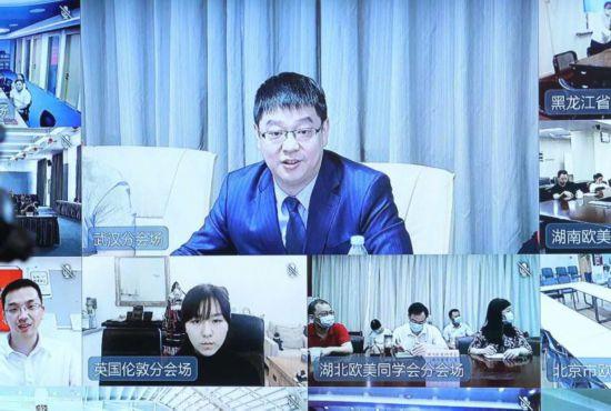 岂曰无衣，与子同袍