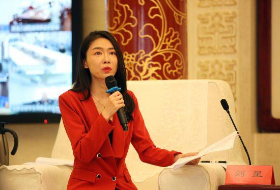 岂曰无衣，与子同袍