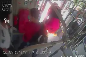 情报站｜暖心！济南公交车上乘客突然晕倒，司机和乘客合力救人图片