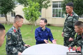 军营“特约理发师”：义务理发30载 道尽军民鱼水情图片