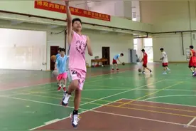 又一个中国独臂篮球少年火了！他常见凌晨三点的球场图片