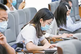 当你穿过了暴风雨，你就不再是原来那个人图片