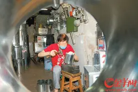 叮当声中他坚守了40多年 白铁手工艺人盼后继有人图片