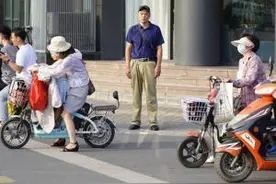 男子见义勇为被歹徒报复捅4刀 因无人作证苦等24年图片